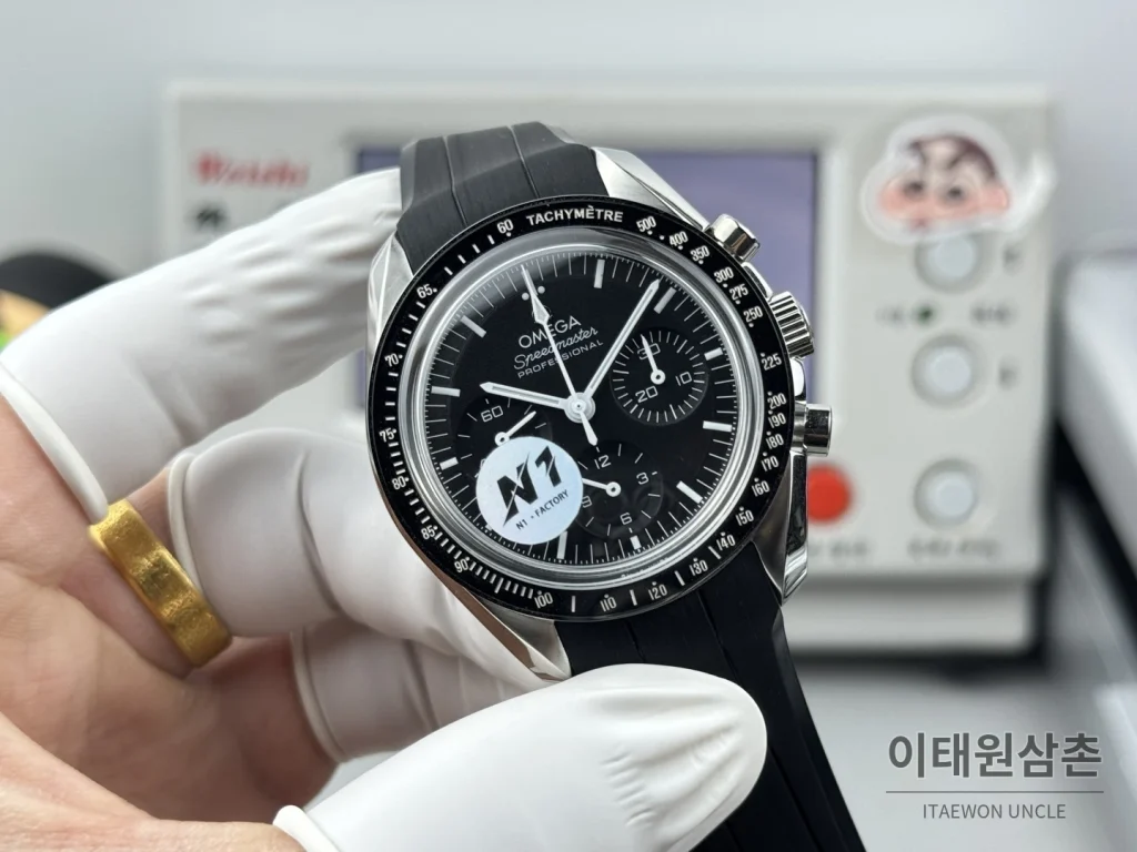 오메가 스피드마스터 크로노그래프 오토매틱 42mm 블랙 다이얼 블랙 러버 스트랩 블랙 베젤