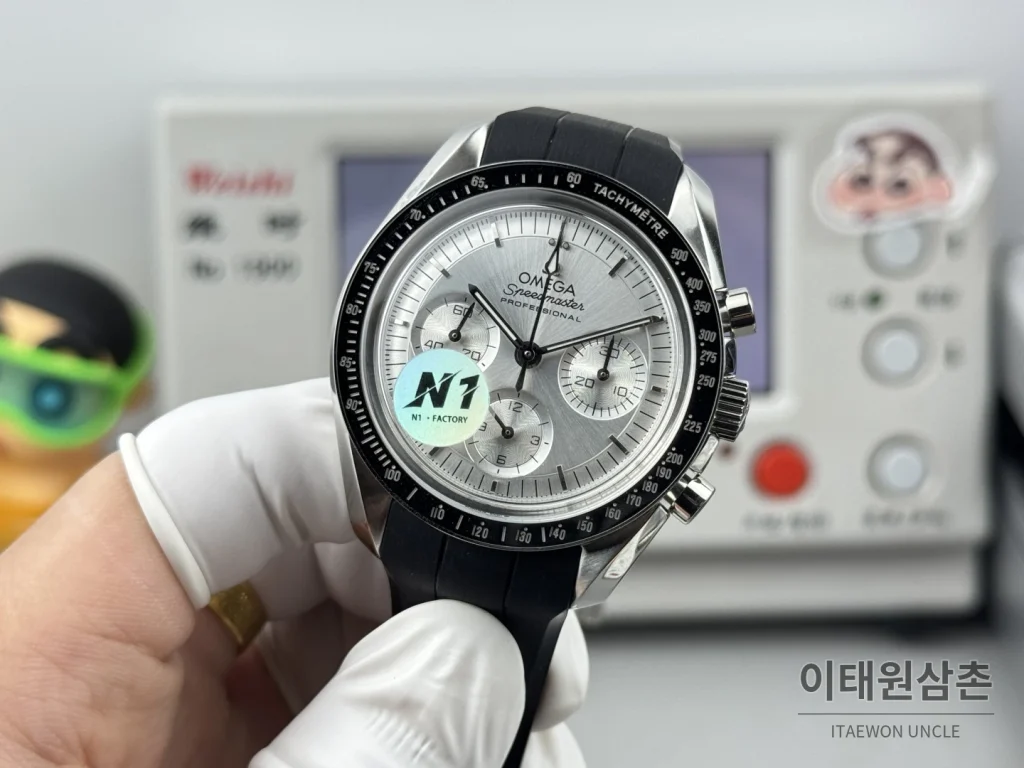 오메가 스피드마스터 크로노그래프 오토매틱 42mm 실버 다이얼 블랙 러버 스트랩 블랙 베젤