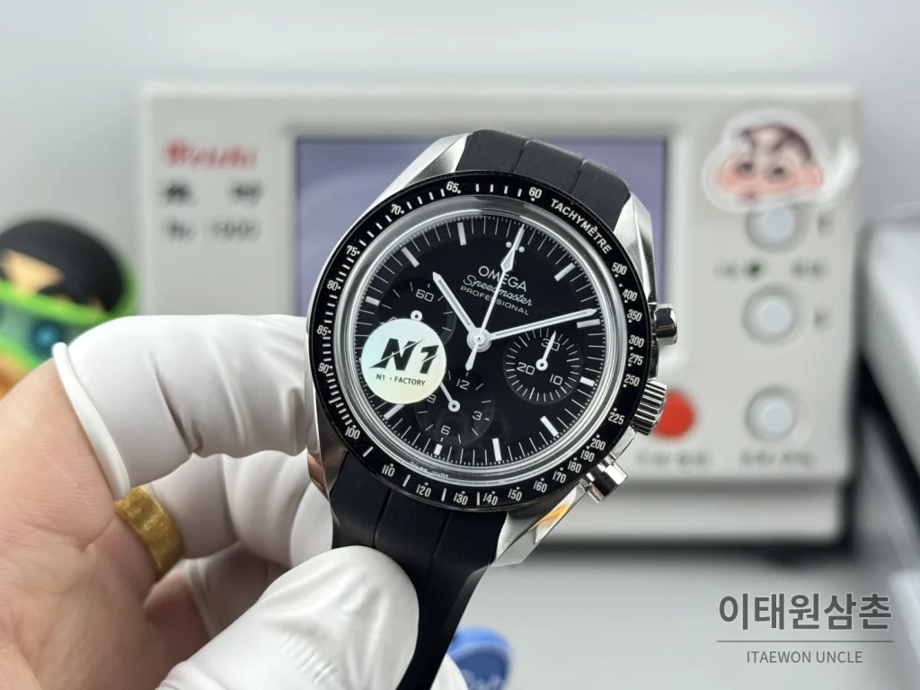 오메가 스피드마스터 크로노그래프 오토매틱 42mm 블랙 다이얼 블랙 러버 스트랩 블랙 베젤