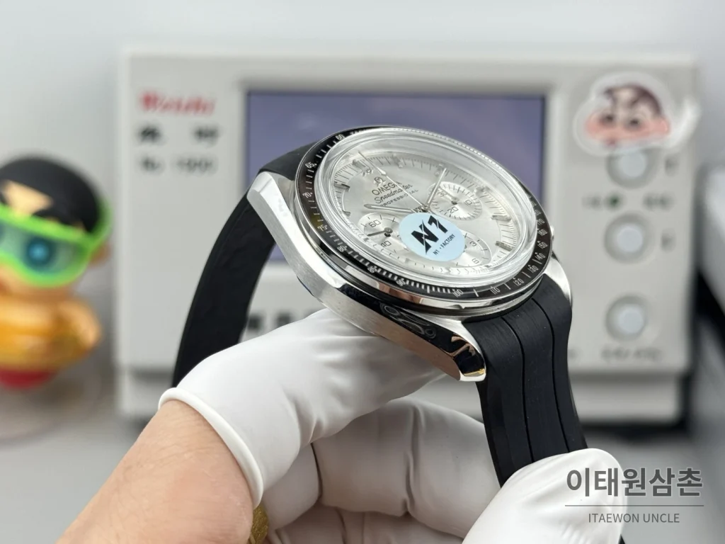오메가 스피드마스터 크로노그래프 오토매틱 42mm 실버 다이얼 블랙 러버 스트랩 블랙 베젤