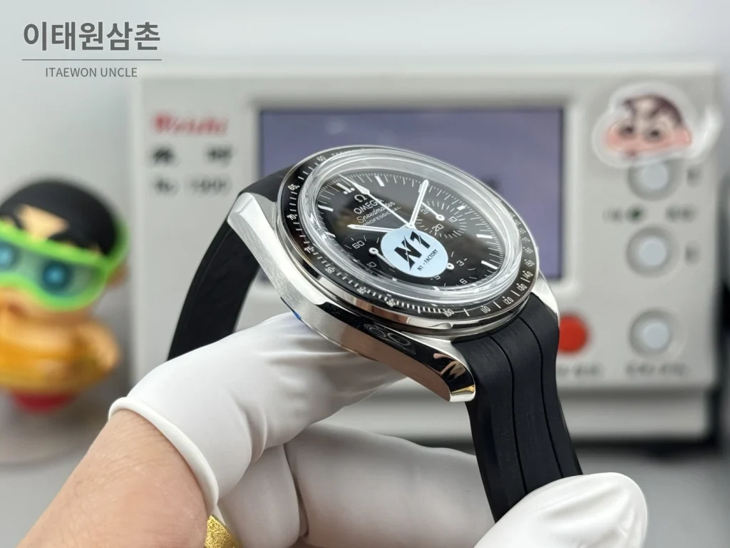 오메가 스피드마스터 크로노그래프 오토매틱 42mm 블랙 다이얼 블랙 러버 스트랩 블랙 베젤