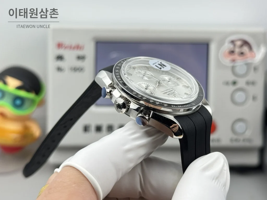 오메가 스피드마스터 크로노그래프 오토매틱 42mm 실버 다이얼 블랙 러버 스트랩 블랙 베젤