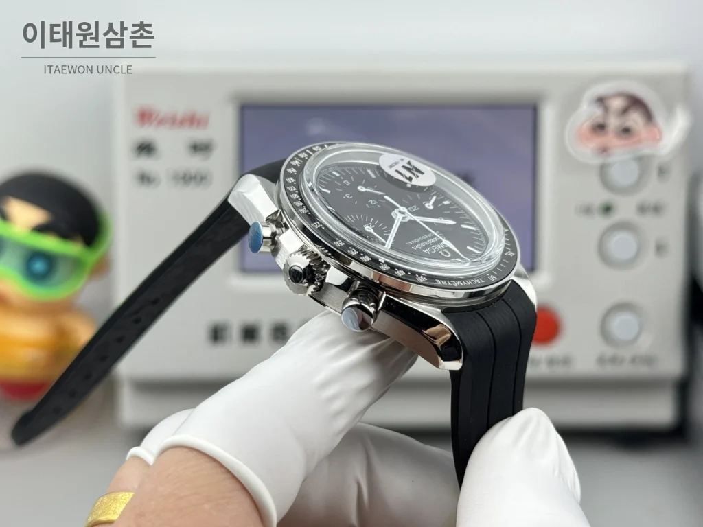 오메가 스피드마스터 크로노그래프 오토매틱 42mm 블랙 다이얼 블랙 러버 스트랩 블랙 베젤