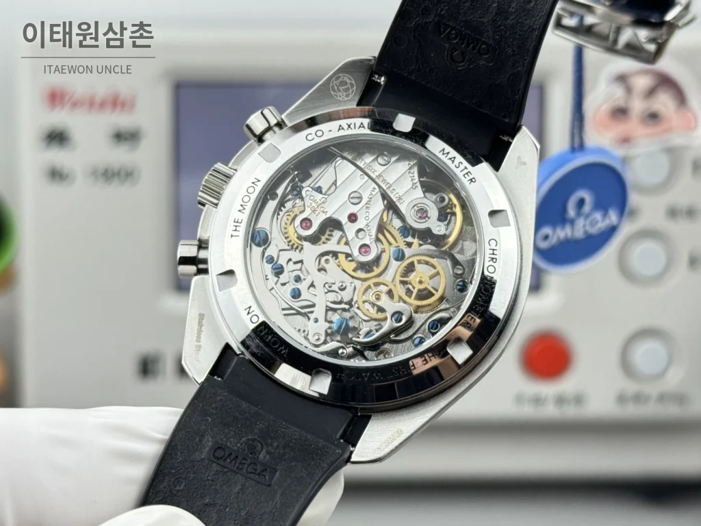 오메가 스피드마스터 크로노그래프 오토매틱 42mm 실버 다이얼 블랙 러버 스트랩 블랙 베젤