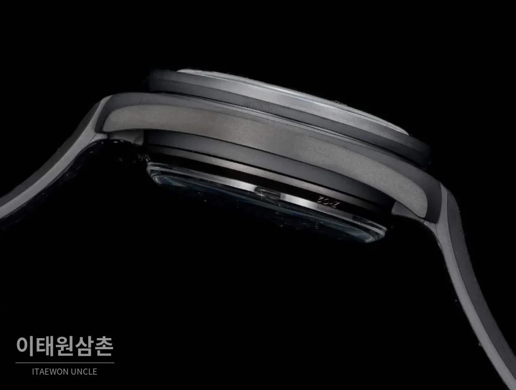 오메가 스피드마스터 세라믹 블랙다이얼 크로노그래프 오토매틱 44.25mm 블랙 러버 스트랩 그레이 베젤