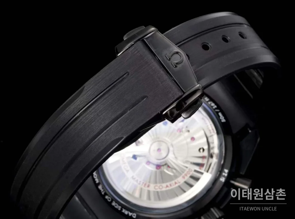 오메가 스피드마스터 세라믹 블랙다이얼 크로노그래프 오토매틱 44.25mm 블랙 러버 스트랩 블랙 베젤 (3)