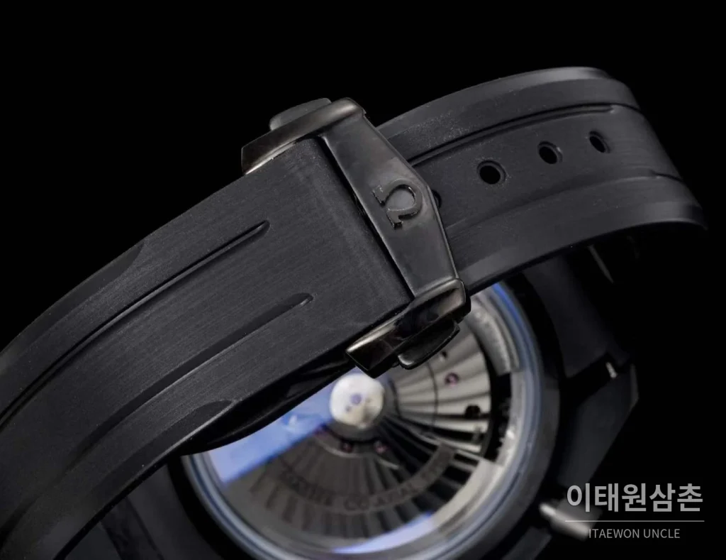 오메가 스피드마스터 세라믹 블랙다이얼 크로노그래프 오토매틱 44.25mm 블랙 러버 스트랩 그레이 베젤