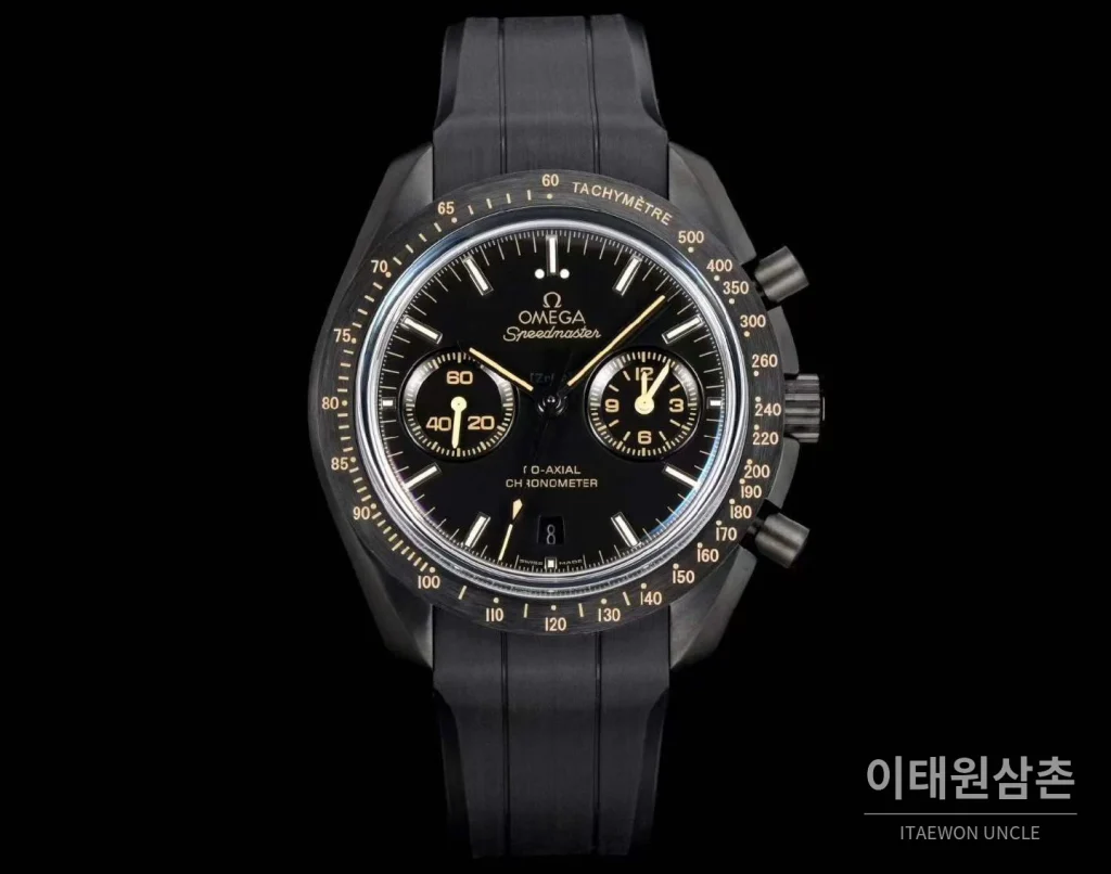 오메가 스피드마스터 세라믹 블랙다이얼 크로노그래프 오토매틱 44.25mm 블랙 러버 스트랩 블랙 베젤 (2)