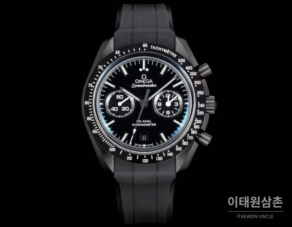 오메가 스피드마스터 세라믹 블랙다이얼 크로노그래프 오토매틱 44.25mm 블랙 러버 스트랩 블랙 베젤 (3)