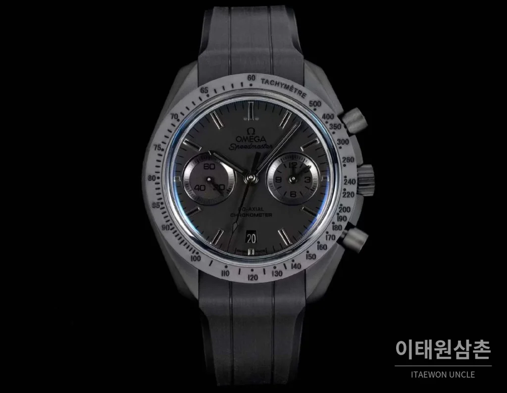 오메가 스피드마스터 세라믹 블랙다이얼 크로노그래프 오토매틱 44.25mm 블랙 러버 스트랩 그레이 베젤