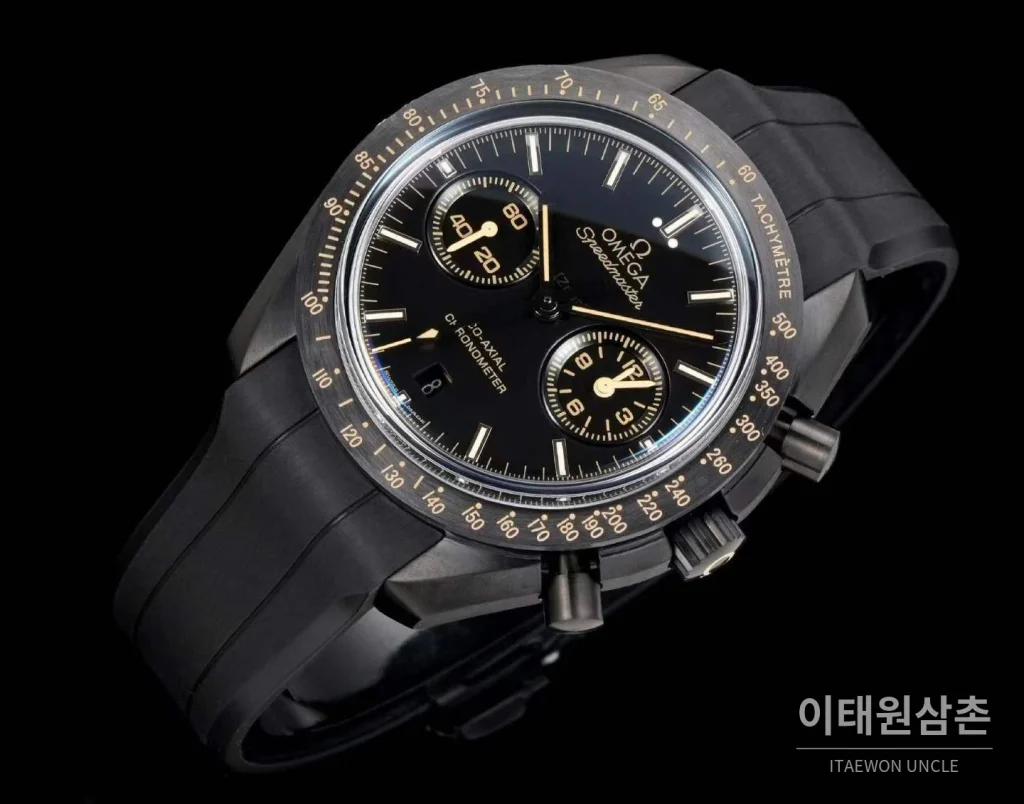 오메가 스피드마스터 세라믹 블랙다이얼 크로노그래프 오토매틱 44.25mm 블랙 러버 스트랩 블랙 베젤 (2)