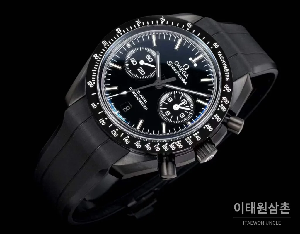 오메가 스피드마스터 세라믹 블랙다이얼 크로노그래프 오토매틱 44.25mm 블랙 러버 스트랩 블랙 베젤 (3)
