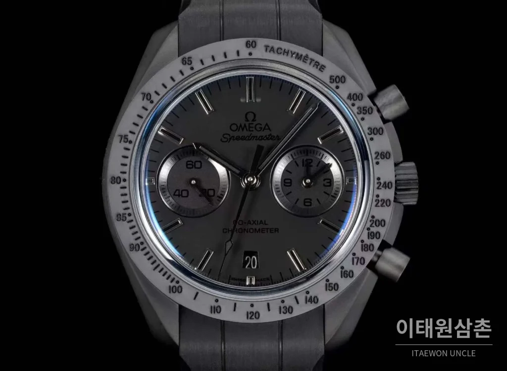 오메가 스피드마스터 세라믹 블랙다이얼 크로노그래프 오토매틱 44.25mm 블랙 러버 스트랩 그레이 베젤