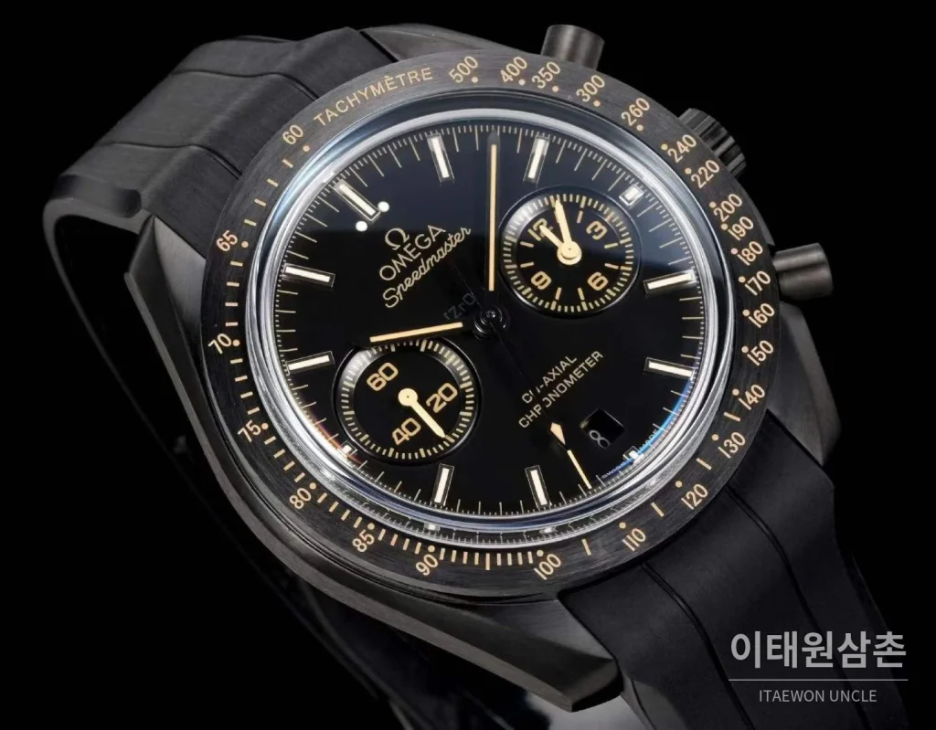 오메가 스피드마스터 세라믹 블랙다이얼 크로노그래프 오토매틱 44.25mm 블랙 러버 스트랩 블랙 베젤 (2)