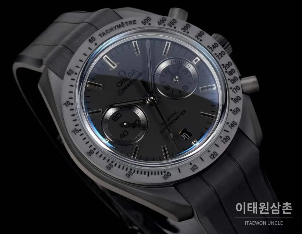 오메가 스피드마스터 세라믹 블랙다이얼 크로노그래프 오토매틱 44.25mm 블랙 러버 스트랩 그레이 베젤