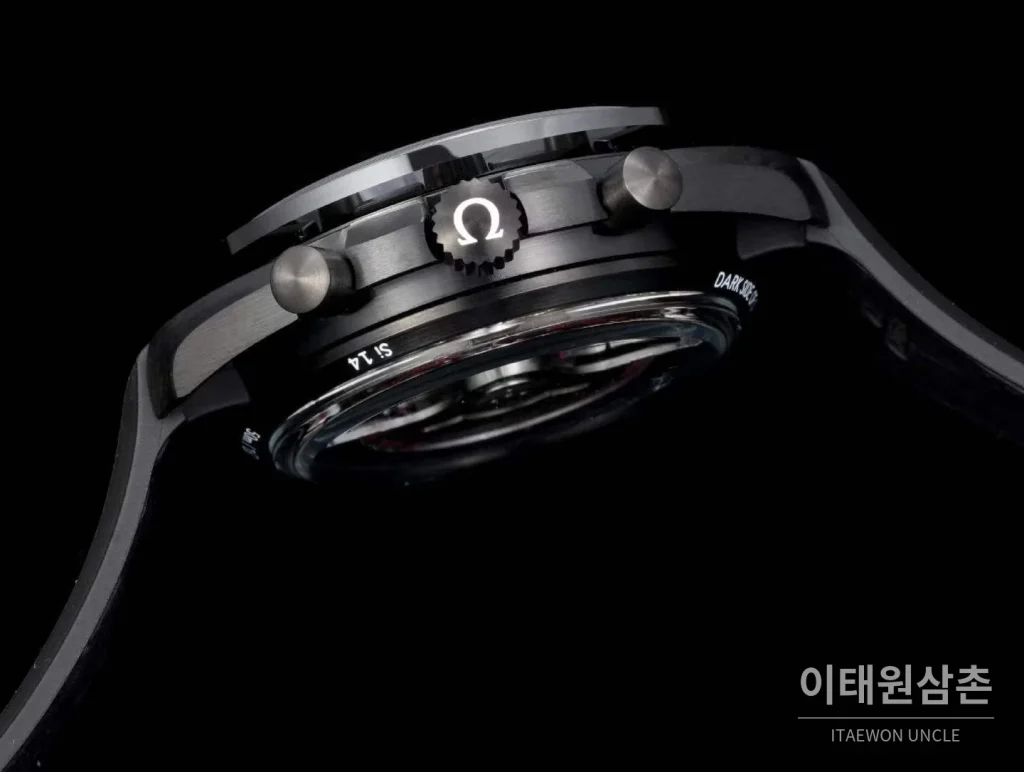 오메가 스피드마스터 세라믹 블랙다이얼 크로노그래프 오토매틱 44.25mm 블랙 러버 스트랩 블랙 베젤