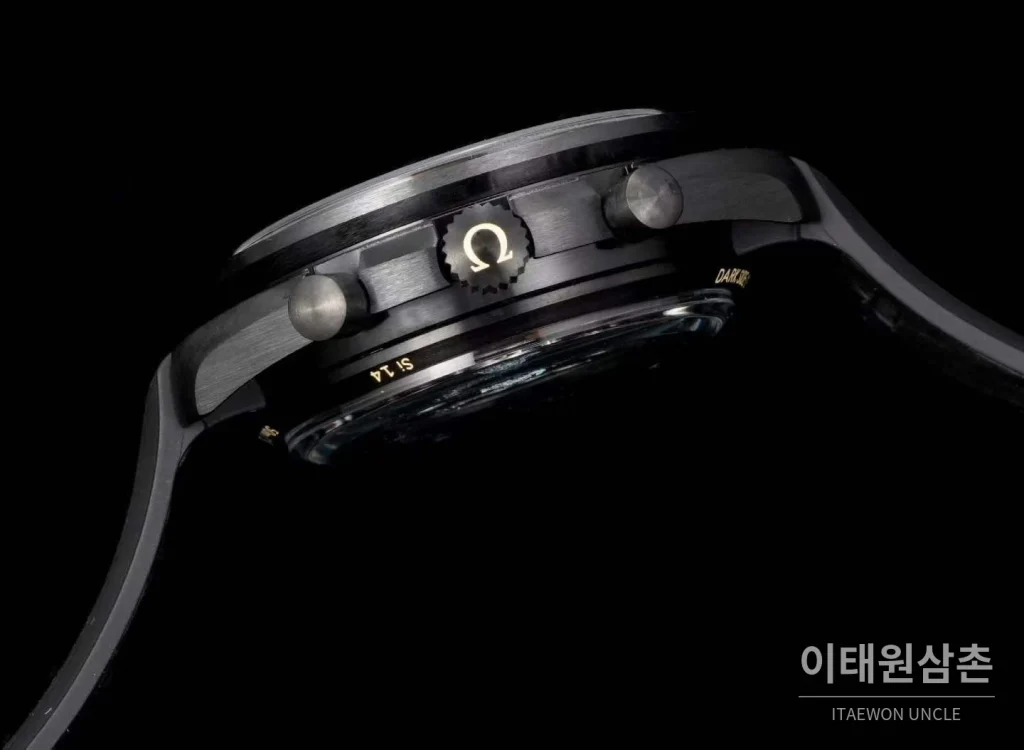 오메가 스피드마스터 세라믹 블랙다이얼 크로노그래프 오토매틱 44.25mm 블랙 러버 스트랩 블랙 베젤 (2)