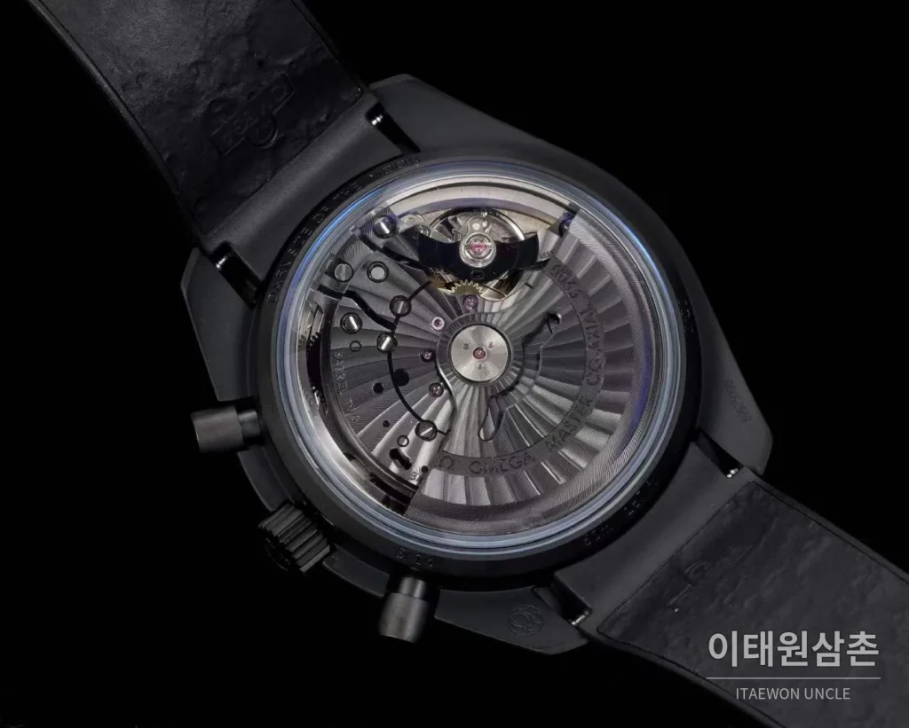 오메가 스피드마스터 세라믹 블랙다이얼 크로노그래프 오토매틱 44.25mm 블랙 러버 스트랩 그레이 베젤