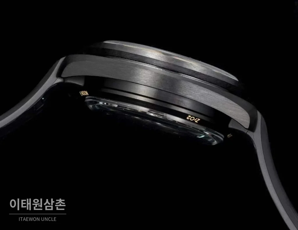 오메가 스피드마스터 세라믹 블랙다이얼 크로노그래프 오토매틱 44.25mm 블랙 러버 스트랩 블랙 베젤 (2)