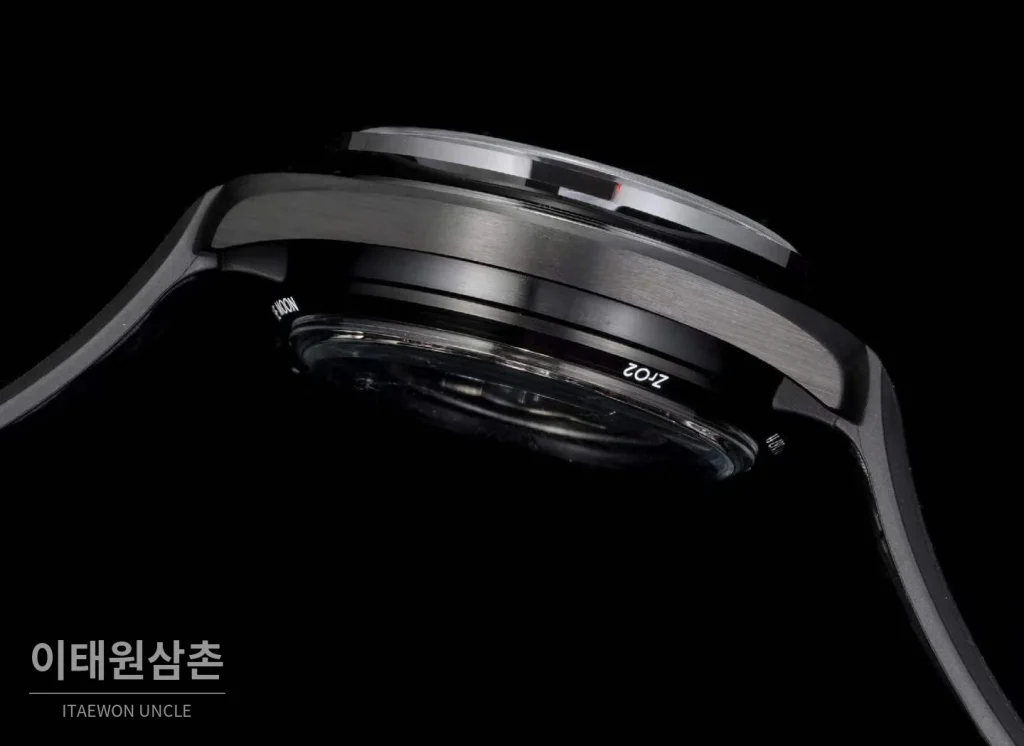 오메가 스피드마스터 세라믹 블랙다이얼 크로노그래프 오토매틱 44.25mm 블랙 러버 스트랩 블랙 베젤 (3)