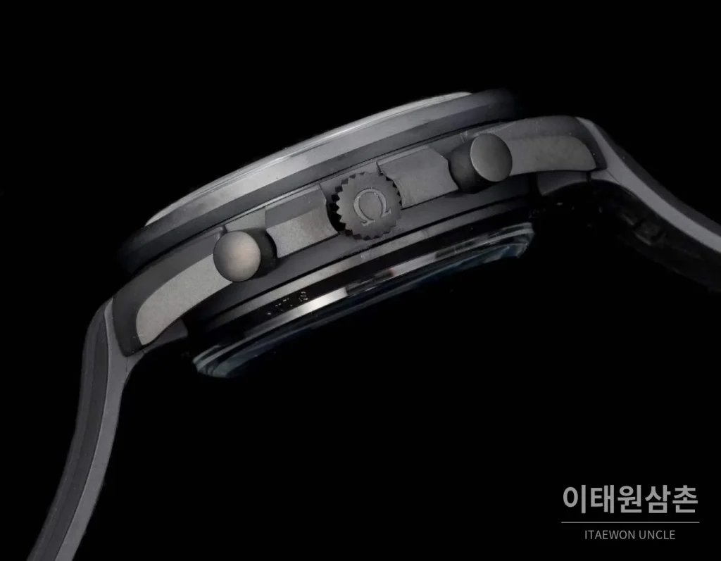 오메가 스피드마스터 세라믹 블랙다이얼 크로노그래프 오토매틱 44.25mm 블랙 러버 스트랩 그레이 베젤