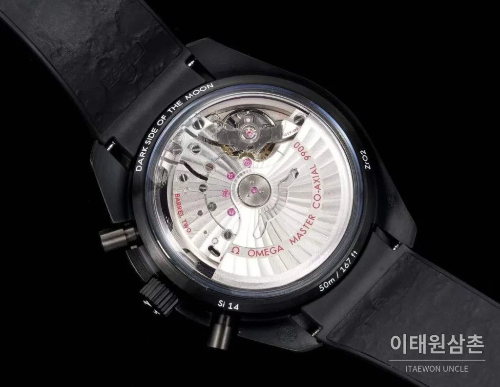 오메가 스피드마스터 세라믹 블랙다이얼 크로노그래프 오토매틱 44.25mm 블랙 러버 스트랩 블랙 베젤 (3)
