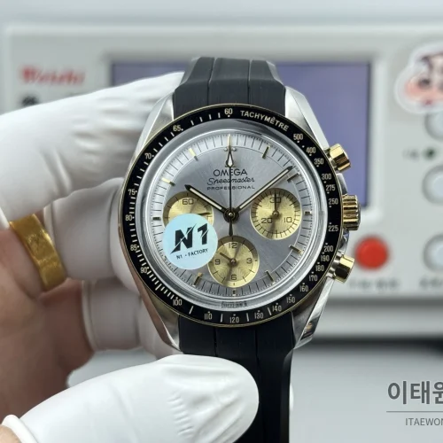오메가 스피드마스터 크로노그래프 오토매틱 42mm 그레이 다이얼 블랙 러버 스트랩 블랙 베젤