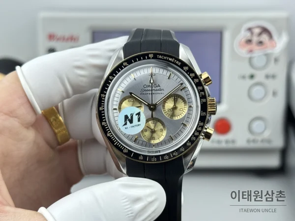 오메가 스피드마스터 크로노그래프 오토매틱 42mm 그레이 다이얼 블랙 러버 스트랩 블랙 베젤