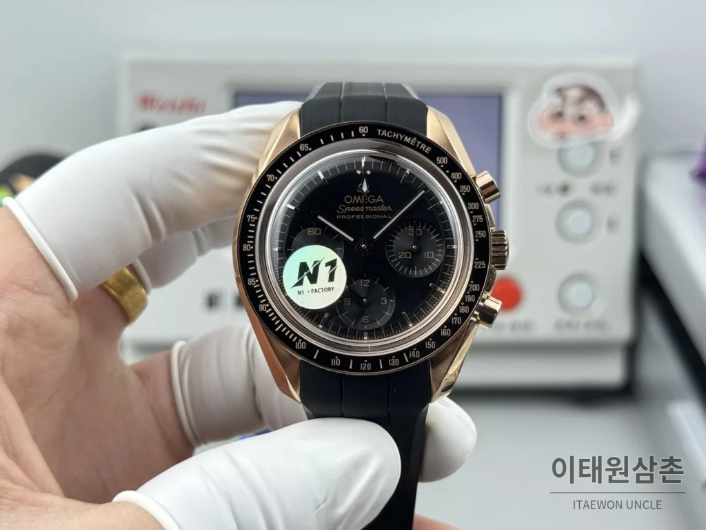 오메가 스피드마스터 크로노그래프 오토매틱 42mm 블랙 다이얼 블랙 러버 스트랩 로즈골드 베젤 로즈골드 케이스