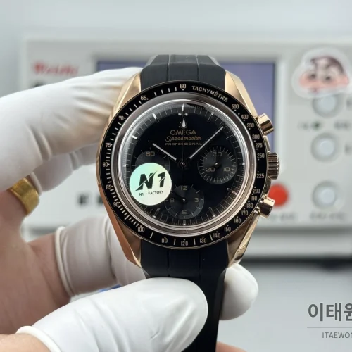 오메가 스피드마스터 크로노그래프 오토매틱 42mm 블랙 다이얼 블랙 러버 스트랩 로즈골드 베젤 로즈골드 케이스