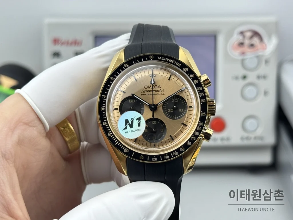 오메가 스피드마스터 크로노그래프 오토매틱 42mm 샴페인 다이얼 블랙 러버 스트랩 블랙 베젤 골드 케이스