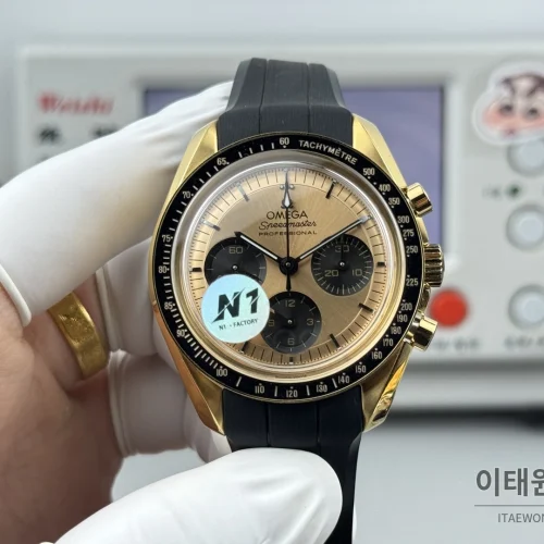 오메가 스피드마스터 크로노그래프 오토매틱 42mm 샴페인 다이얼 블랙 러버 스트랩 블랙 베젤 골드 케이스