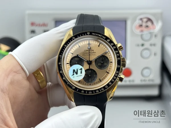 오메가 스피드마스터 크로노그래프 오토매틱 42mm 샴페인 다이얼 블랙 러버 스트랩 블랙 베젤 골드 케이스