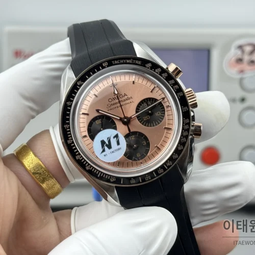 오메가 스피드마스터 크로노그래프 오토매틱 42mm 샴페인 다이얼 블랙 러버 스트랩 블랙 베젤