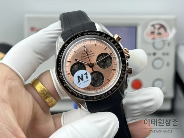 오메가 스피드마스터 크로노그래프 오토매틱 42mm 샴페인 다이얼 블랙 러버 스트랩 블랙 베젤
