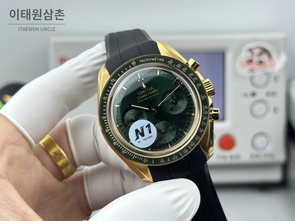 오메가 스피드마스터 크로노그래프 오토매틱 42mm 그린 다이얼 블랙 러버 스트랩 그린 베젤 골드 케이스