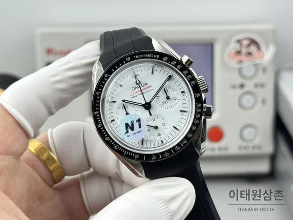 오메가 스피드마스터 크로노그래프 오토매틱 42mm 화이트 다이얼 블랙 러버 스트랩 블랙 베젤