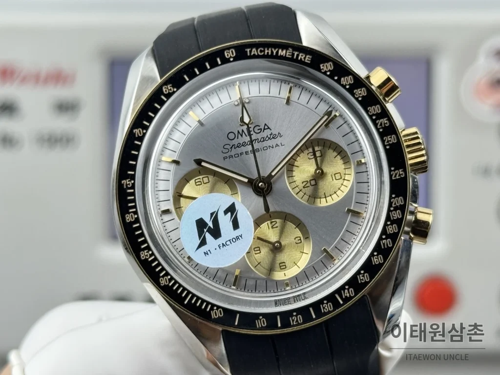 오메가 스피드마스터 크로노그래프 오토매틱 42mm 그레이 다이얼 블랙 러버 스트랩 블랙 베젤