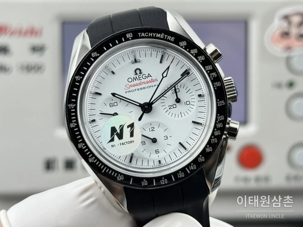 오메가 스피드마스터 크로노그래프 오토매틱 42mm 화이트 다이얼 블랙 러버 스트랩 블랙 베젤