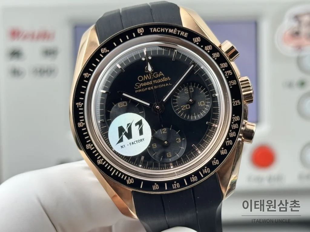 오메가 스피드마스터 크로노그래프 오토매틱 42mm 블랙 다이얼 블랙 러버 스트랩 로즈골드 베젤 로즈골드 케이스
