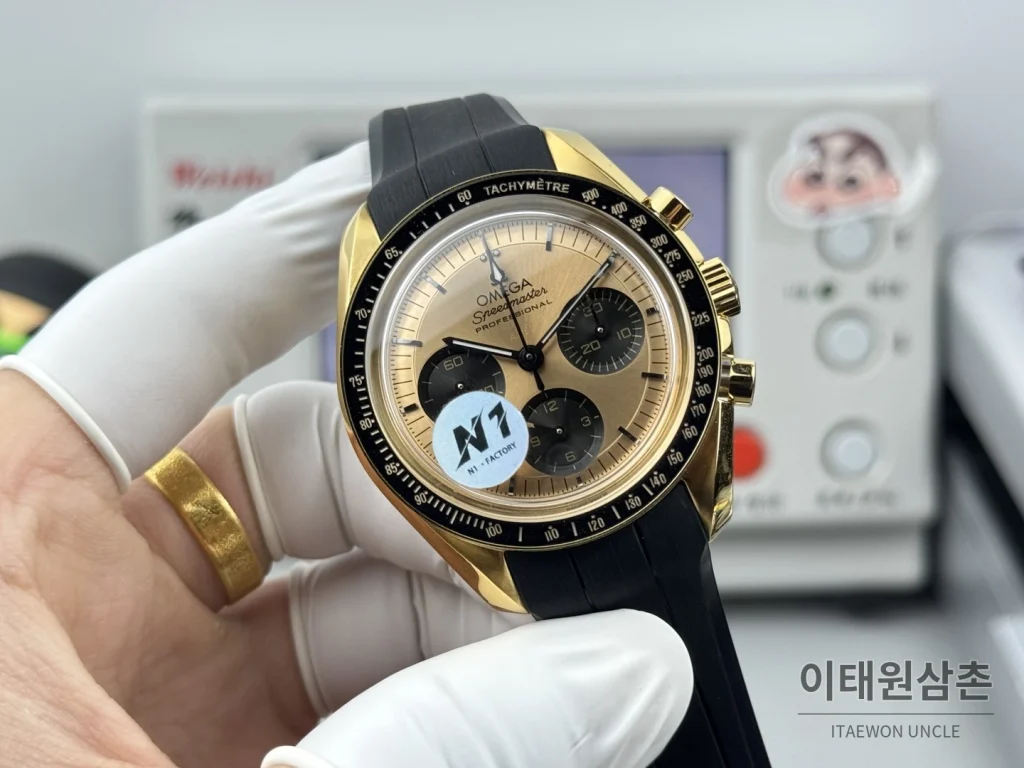 오메가 스피드마스터 크로노그래프 오토매틱 42mm 샴페인 다이얼 블랙 러버 스트랩 블랙 베젤 골드 케이스