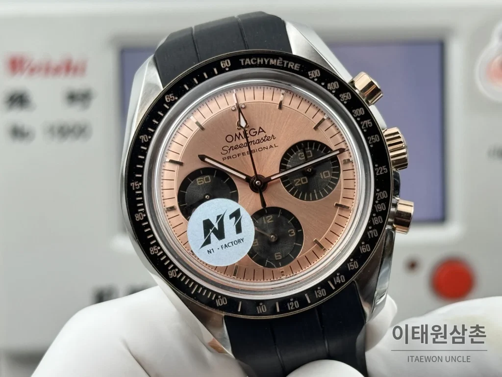 오메가 스피드마스터 크로노그래프 오토매틱 42mm 샴페인 다이얼 블랙 러버 스트랩 블랙 베젤