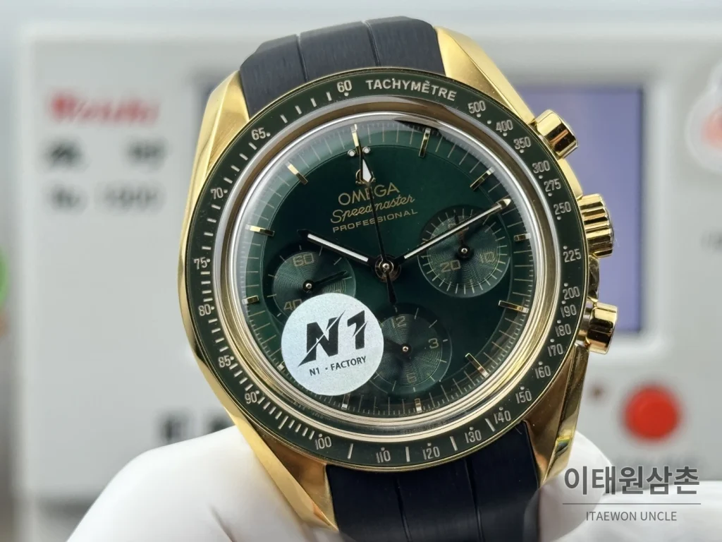 오메가 스피드마스터 크로노그래프 오토매틱 42mm 그린 다이얼 블랙 러버 스트랩 그린 베젤 골드 케이스