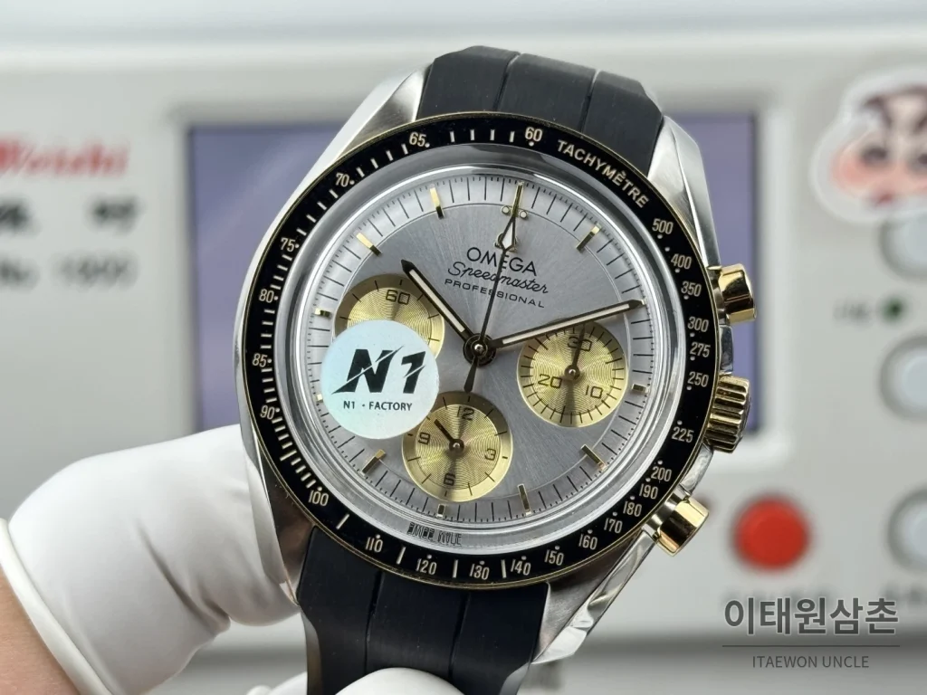 오메가 스피드마스터 크로노그래프 오토매틱 42mm 그레이 다이얼 블랙 러버 스트랩 블랙 베젤