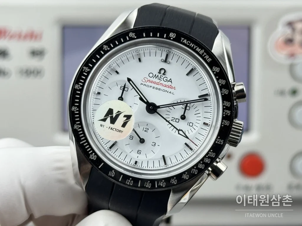 오메가 스피드마스터 크로노그래프 오토매틱 42mm 화이트 다이얼 블랙 러버 스트랩 블랙 베젤