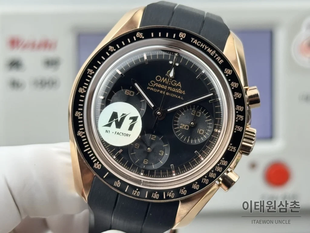 오메가 스피드마스터 크로노그래프 오토매틱 42mm 블랙 다이얼 블랙 러버 스트랩 로즈골드 베젤 로즈골드 케이스