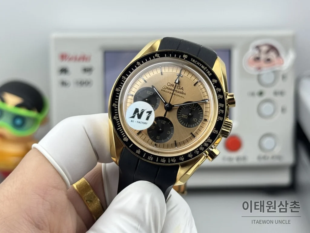 오메가 스피드마스터 크로노그래프 오토매틱 42mm 샴페인 다이얼 블랙 러버 스트랩 블랙 베젤 골드 케이스
