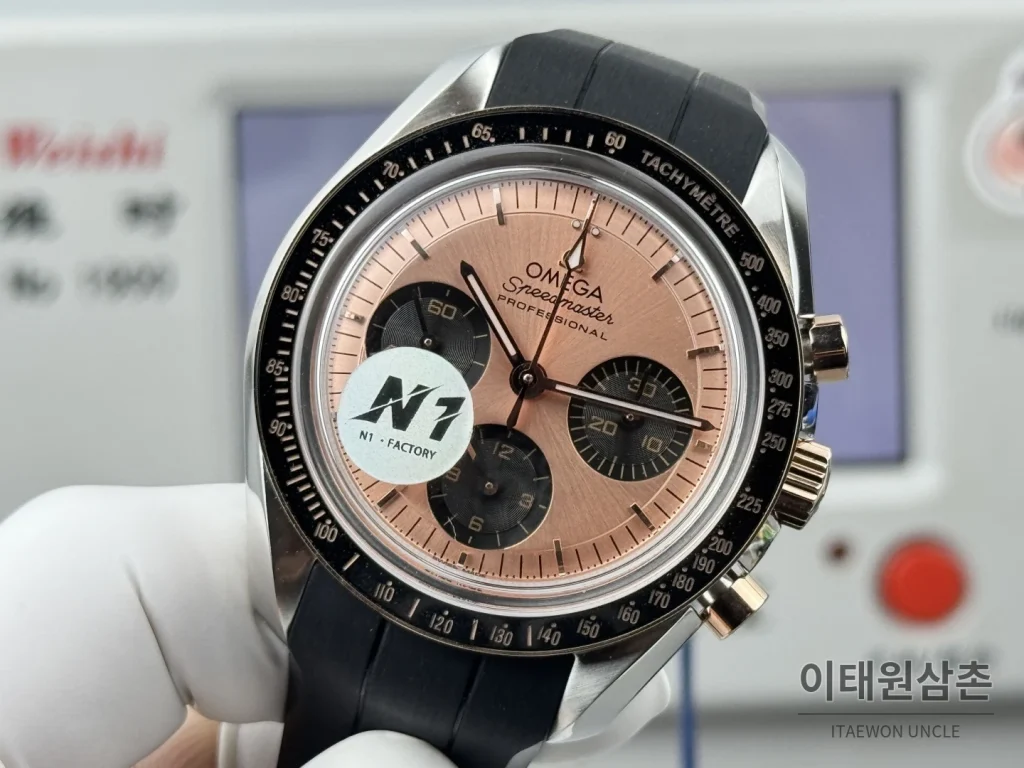 오메가 스피드마스터 크로노그래프 오토매틱 42mm 샴페인 다이얼 블랙 러버 스트랩 블랙 베젤