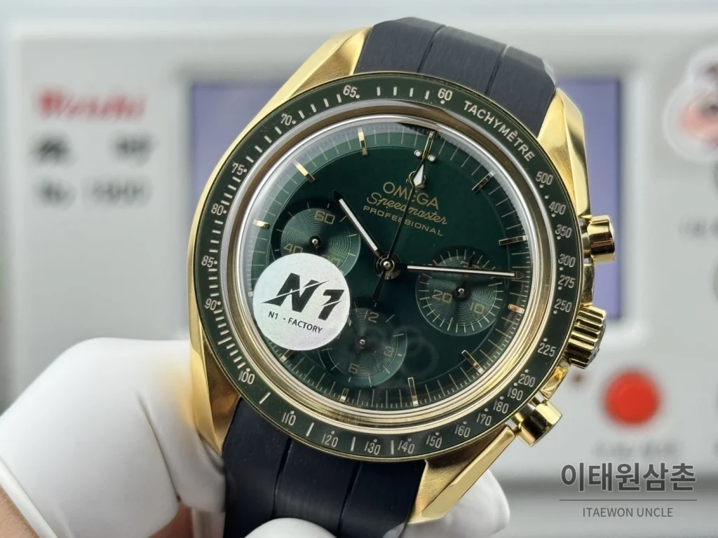오메가 스피드마스터 크로노그래프 오토매틱 42mm 그린 다이얼 블랙 러버 스트랩 그린 베젤 골드 케이스