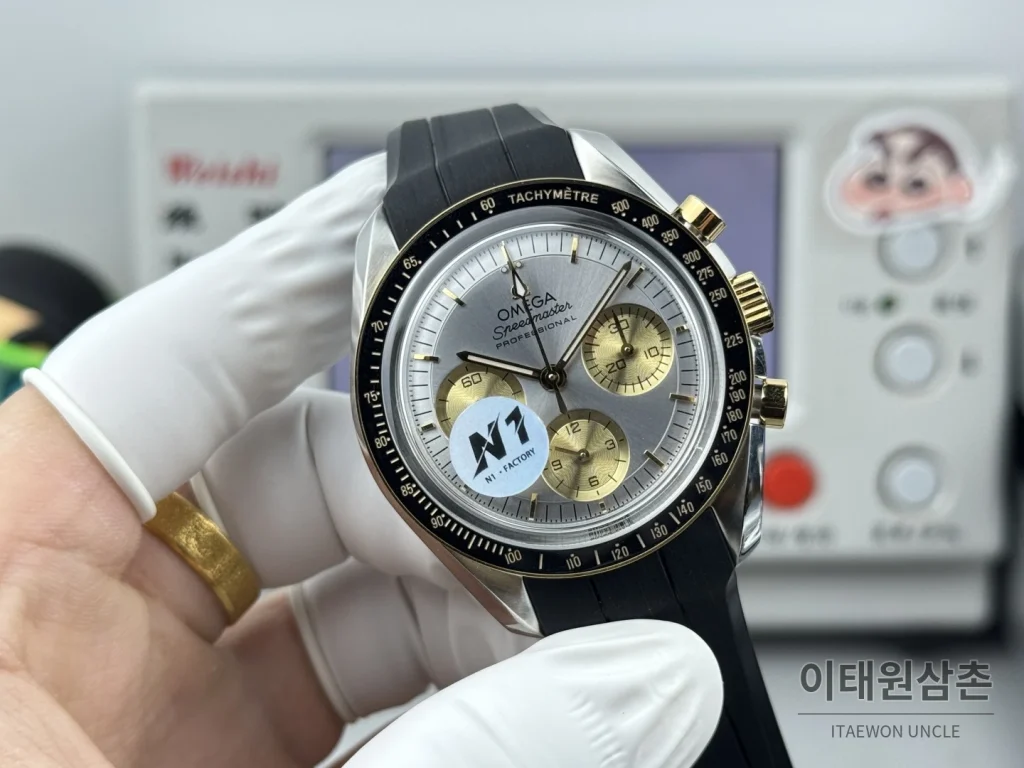 오메가 스피드마스터 크로노그래프 오토매틱 42mm 그레이 다이얼 블랙 러버 스트랩 블랙 베젤